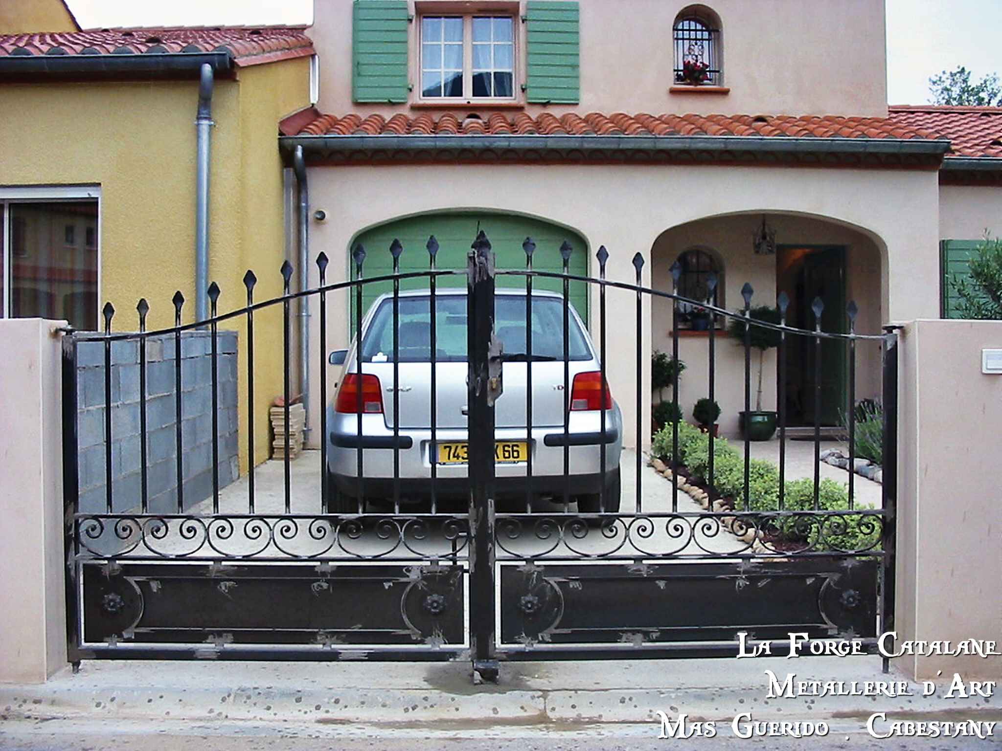 portail soubassement tole pointes forgees forge catalane.jpg